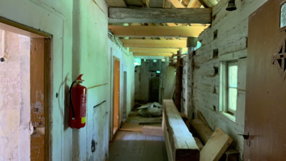 Unikátní poustevnu v Teplicích nad Metují opravují řemeslníci
