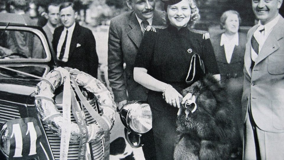 Zákaznice firmy Sodomka, herečka Nelly Geierová vyhrála se svou Pragou Piccolo soutěž elegance v Poděbradech v září 1939, vpravo Josef Sodomka mladší