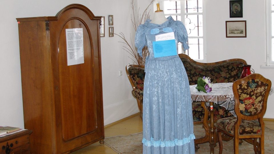 V pokoji v prvním patře, kde novomanželé bydleli, jsou vystavené měšťanské šaty, které připomínají svatební oděv Boženy Němcové