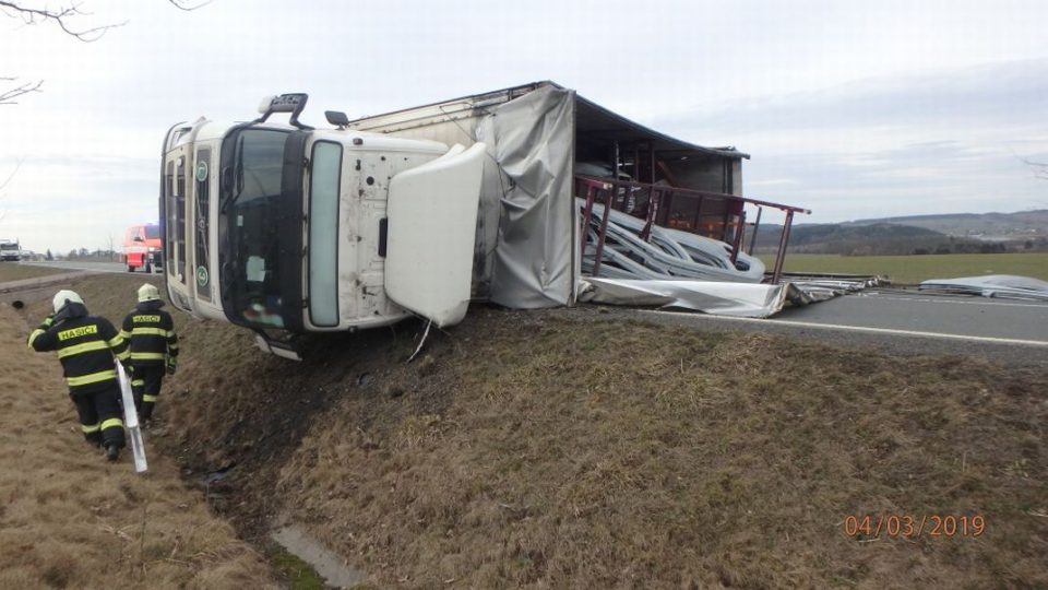 Převrácený kamion zkomplikoval dopravu mezi Častolovicemi a Solnicí
