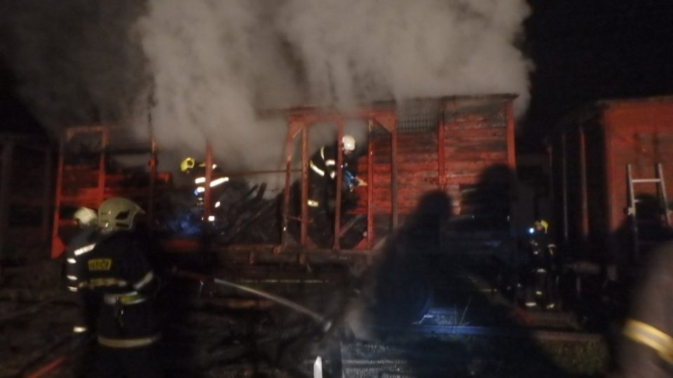 Hořel odstavený vagónu u železničního muzea Výtopna v Jaroměři