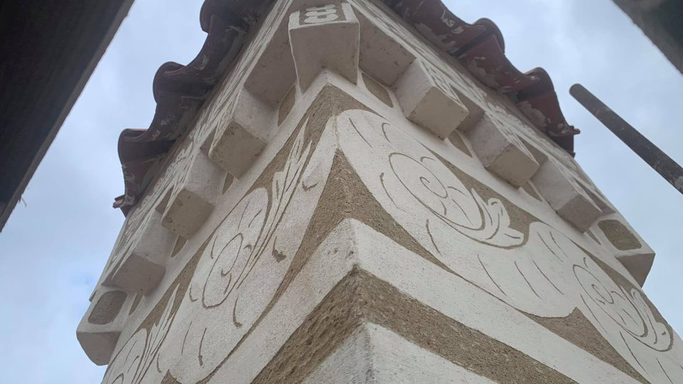 Na zámku v Doudlebách nad Orlicí opravují restaurátoři komíny se vzácnou sgrafitovou výzdobou