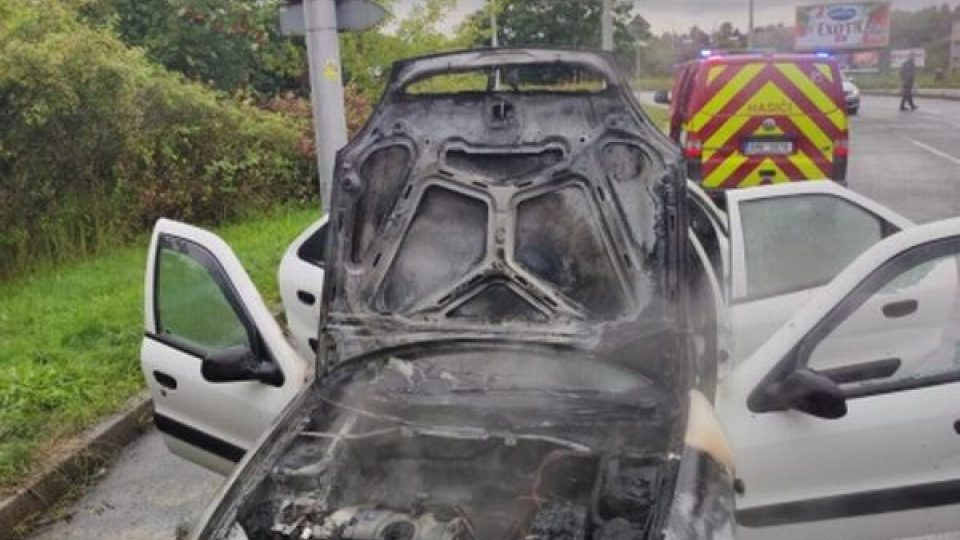 Při požáru osobního auta v Hradci Králové - Kuklenách vznikla škoda zhruba 40 tisíc korun