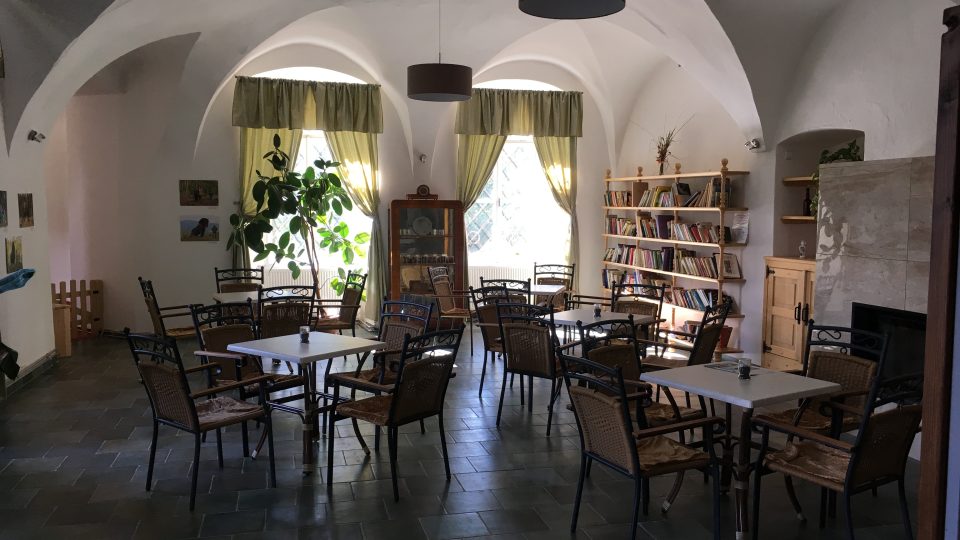 Kavárnička s knihovnou na Zámku Adršpach