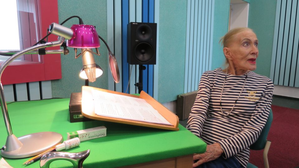 Soňa Červená natáčí v hradeckém rozhlasovém studiu četbu své knihy Stýskání zakázáno