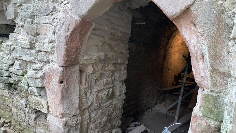 Archeologický průzkum byl zahájen na hradě Vízmburk na Trutnovsku
