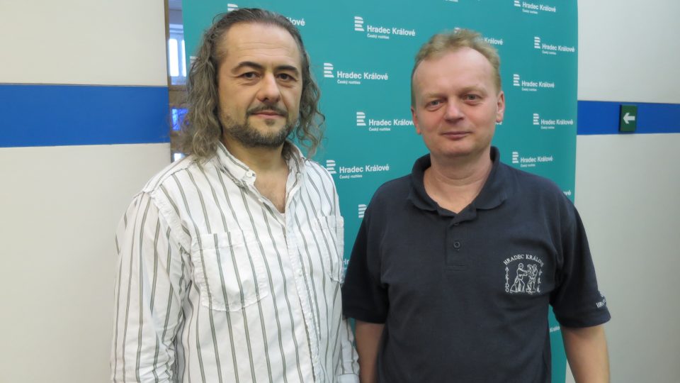 Zleva: Oldřich Tamáš a Jaroslav Bitarovec ve studiu Českého rozhlasu Hradec Králové