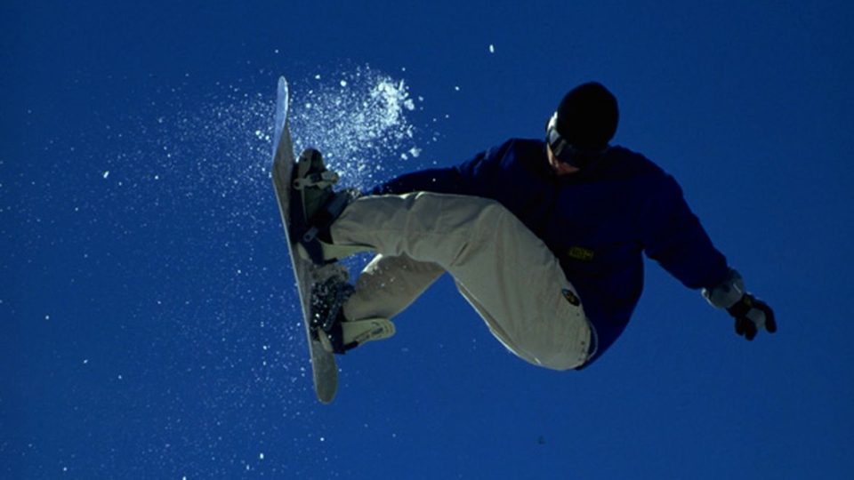 Snowboardista Martin Černík už zasvěcuje do tajů jízdy na prkně mladé