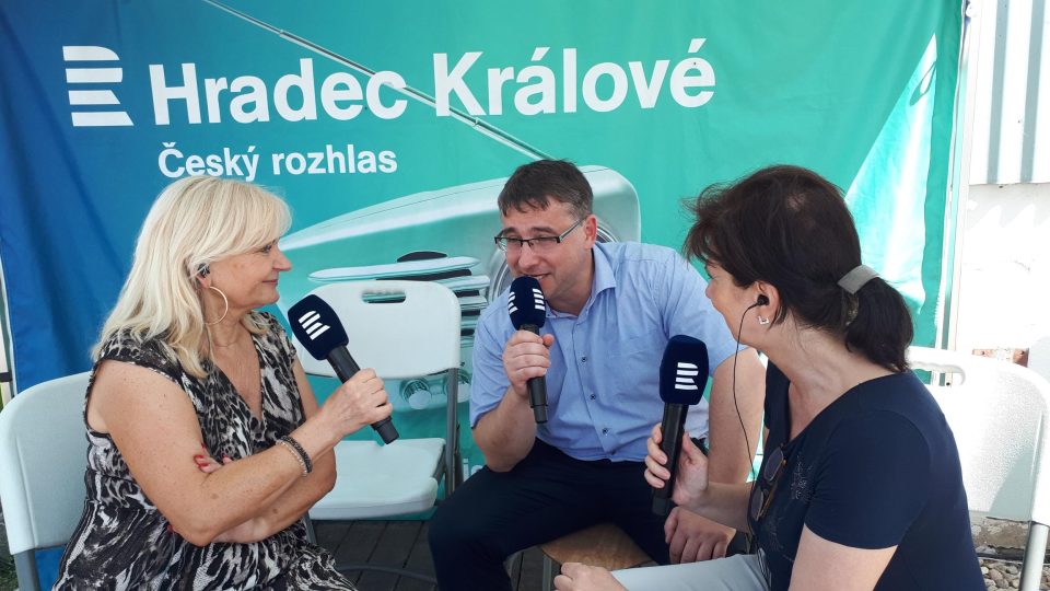 Lada Klokočníková, Zdena Kabourková a Ing. Luděk Homoláč, Ph.D., předseda představenstva Zemědělské a.s  Mžany