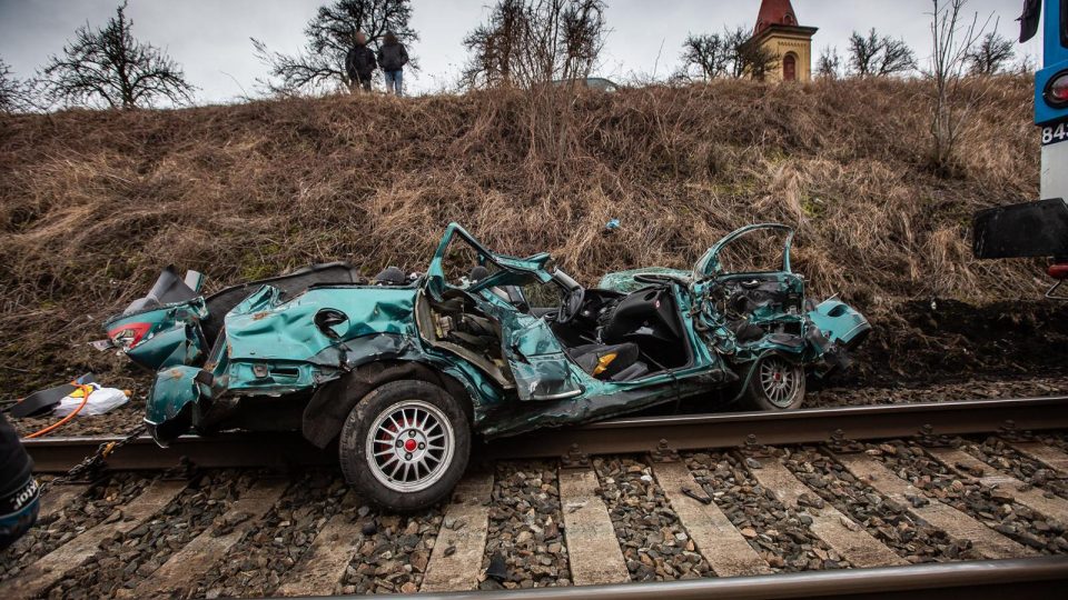 Po nehodě vlaku a osobního vozu v Semonicích u Jaroměře hasiči evakuovali 101 osob