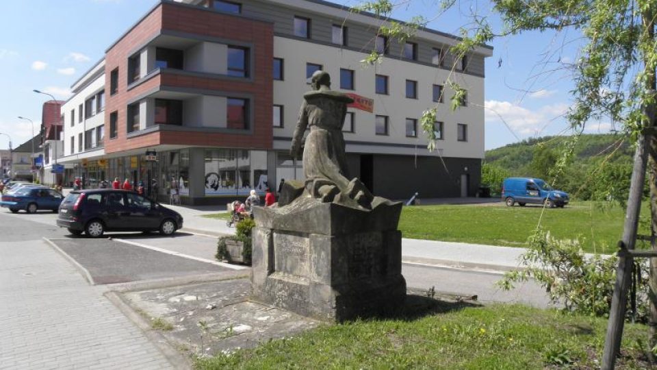 Pomník legionářů před multifunkčním domem na třídě TGM v České Skalici