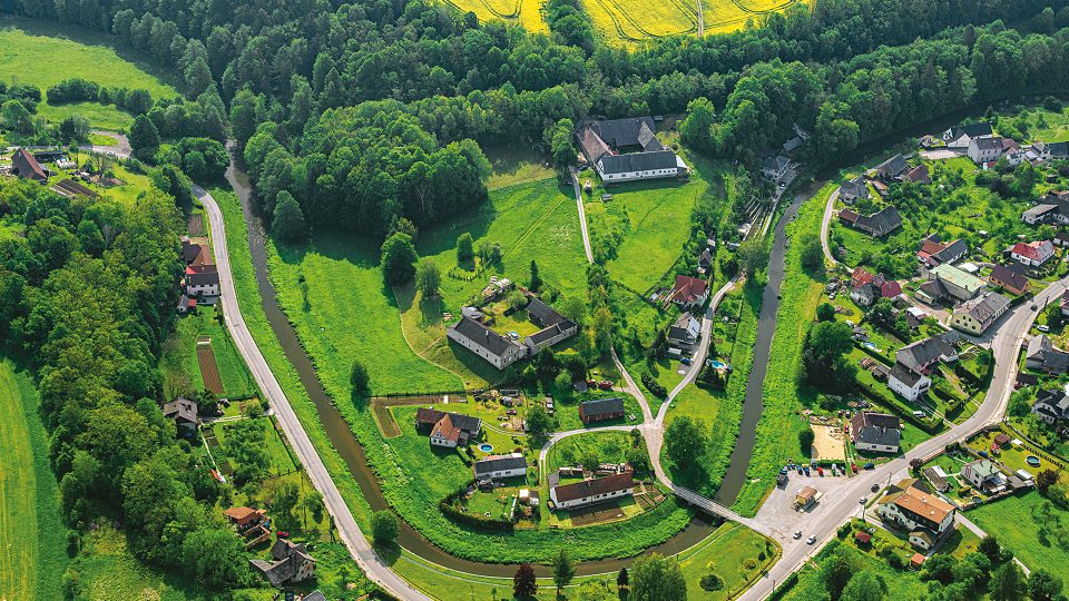 Obec Krasíkov, ležící na Moravské Sázavě 14 km jihovýchodně od Lanškrouna, patří mezi historicky moravské obce regionu. Dějiny souvisí s klášterem Koruna sv. Marie