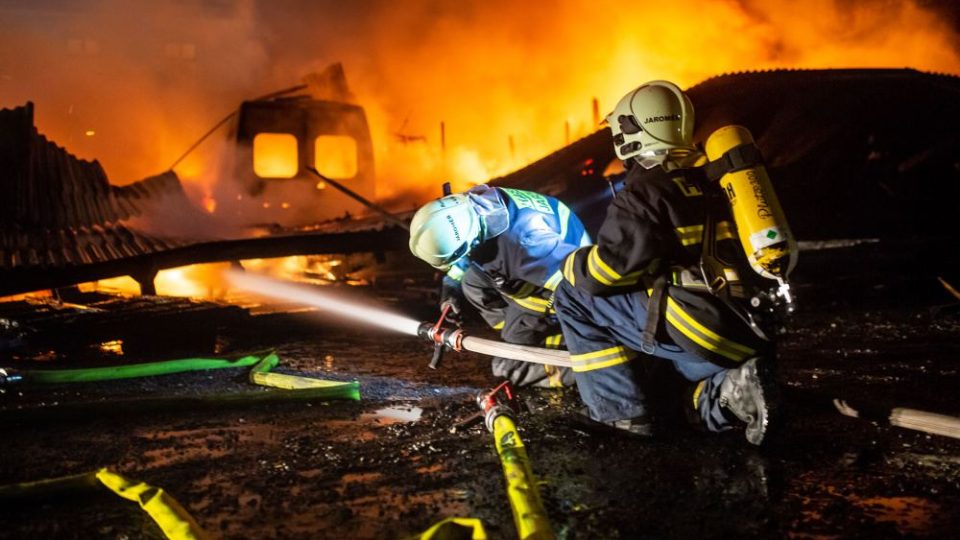 Požár haly se stavebním materiálem - Jaroměř-Josefov