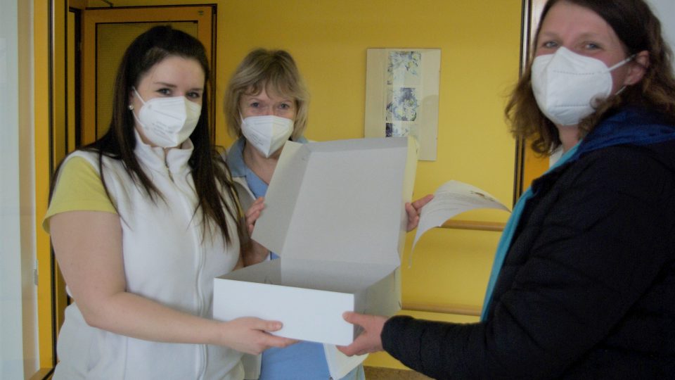 Předávání dortů zdravotníkům v Oblastní nemocnici v Jičíně