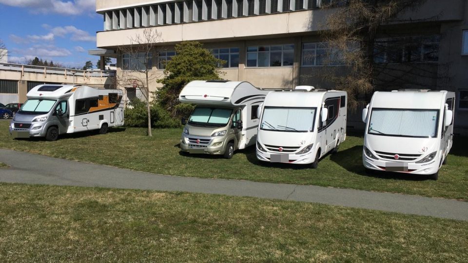 Obytné karavany v areálu Fakultní nemocnice Hradec Králové