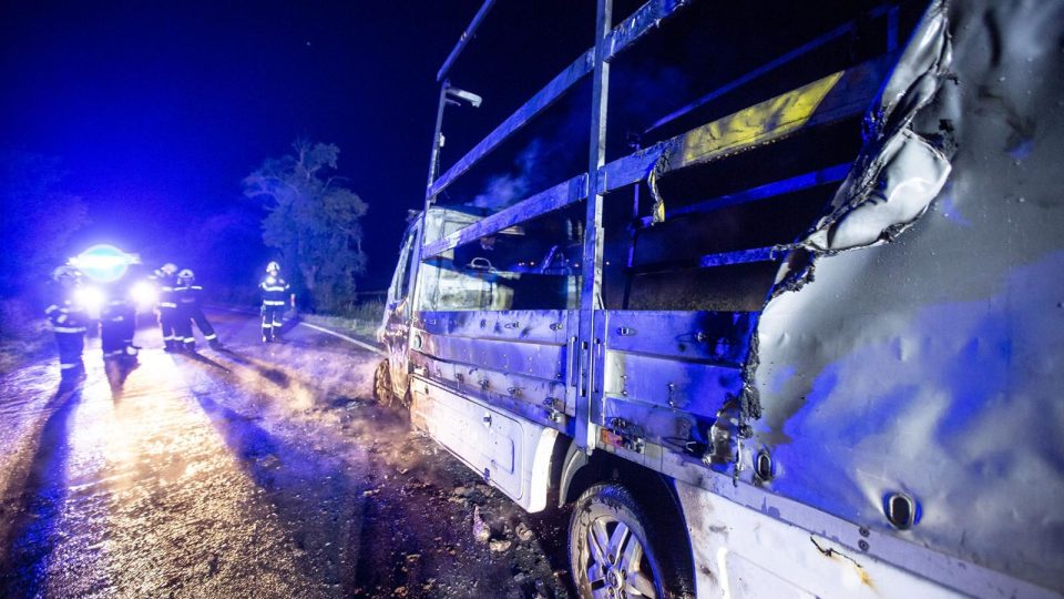 Na silnici č. 309 mezi Bohuslavicemi a Dobruškou hořel automobil 