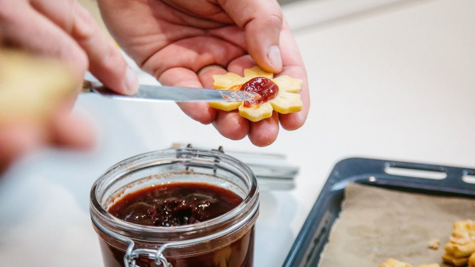 Hotové linecké cukroví spojujeme marmeládou