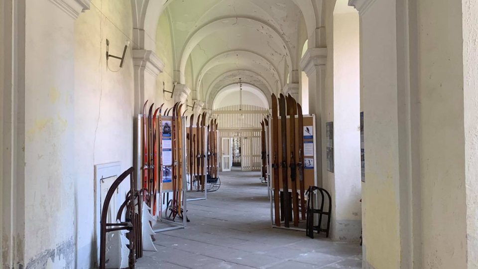 Poslední detaily před otevřením pobočky Muzea Náchodska v benediktinském klášteře v Polici nad Metují
