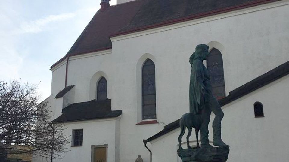 Gotický kostel na novoměstském náměstí se letos dočká druhé etapy obnovy střešního krovu