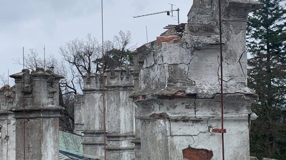 Střechy zámku Hrádek u Nechanic jsou v havarijním stavu. Zatéká do nich a hrozí poničení interiérů