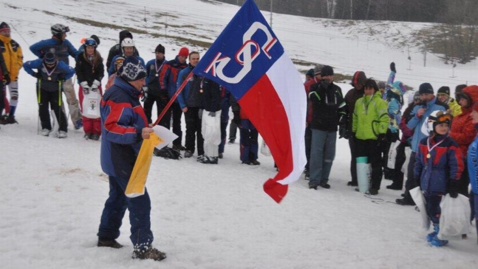 Jeroným Holý (s vlajkou) při pořádání přeborů ČOS v roce 2015