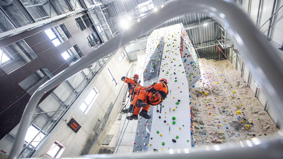 Ve Velkém Poříčí na Náchodsku byl otevřen lezecký polygon hasičů pro výcvik zásahů ve výškách a nad volnou hloubkou
