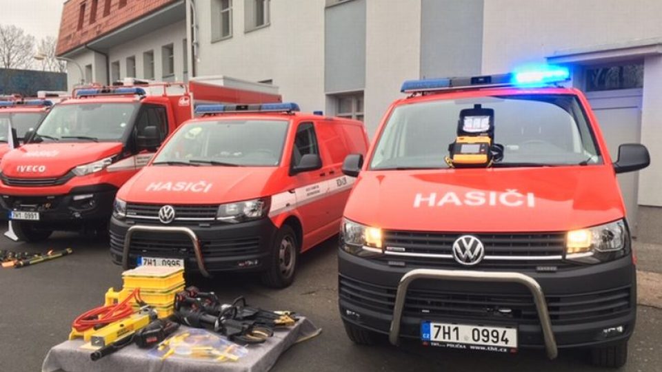 Devět vozů a jeden speciální kontejner převzali v Hradci Králové profesionální hasiči Královéhradeckého kraje