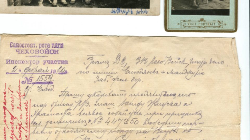 Český legionář v Rusku František Chramosta (sedící nahoře vpravo je ještě jako Rakousko-uherský voják ve 4. mysliveckém pluku, klečící vlevo potom již v legionářské uniformě) Dokument dole je o převzetí parního stroje