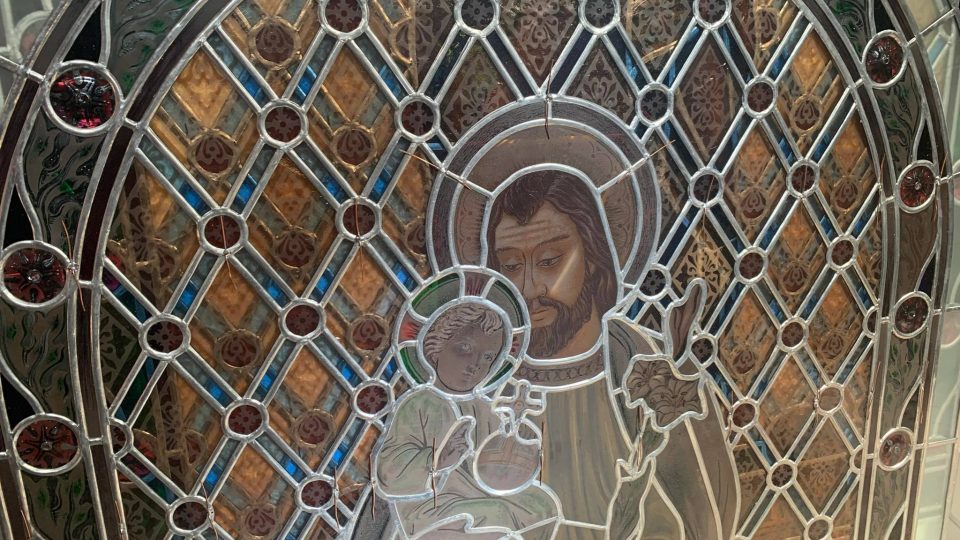 Do kostela ve Starém Rokytníku na Trutnovsku se po několika desítkách let vrátila dvě vitrážová okna