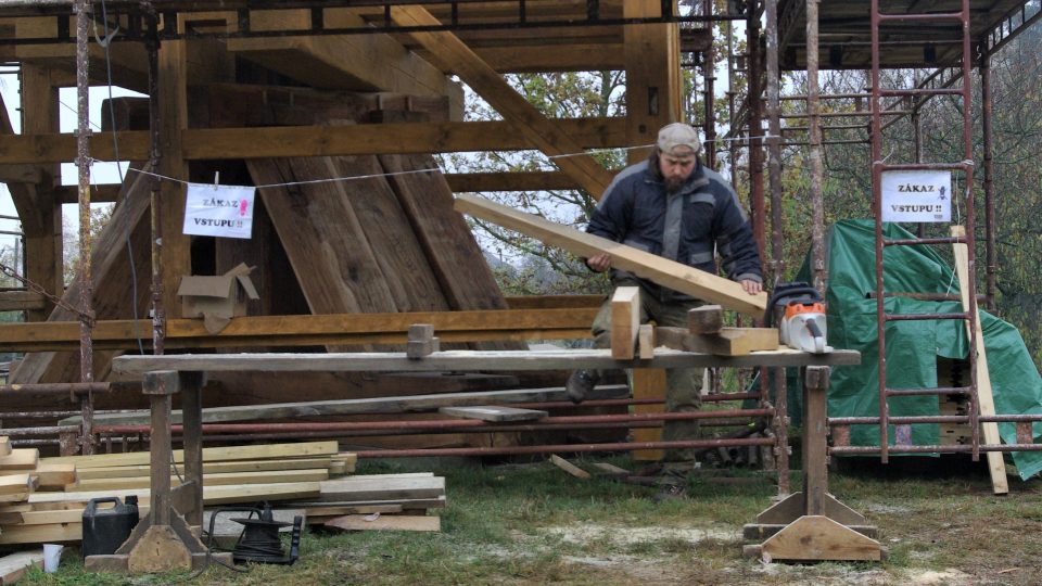 Sekerník Petr Mikyška při práci na replice borovnického větráku