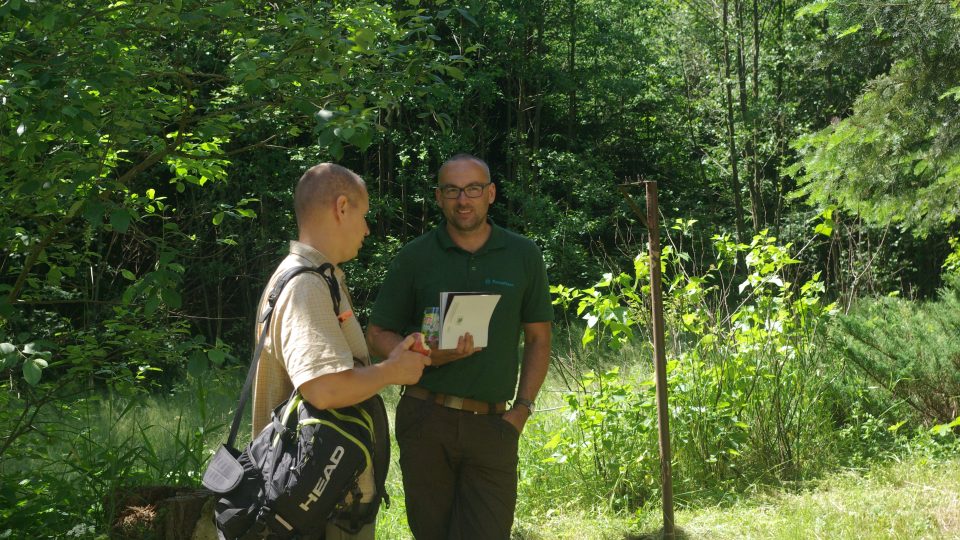 Hajný a správce lesního majetku Martin Smolík s návštěvníkem Dne otevřených lesů