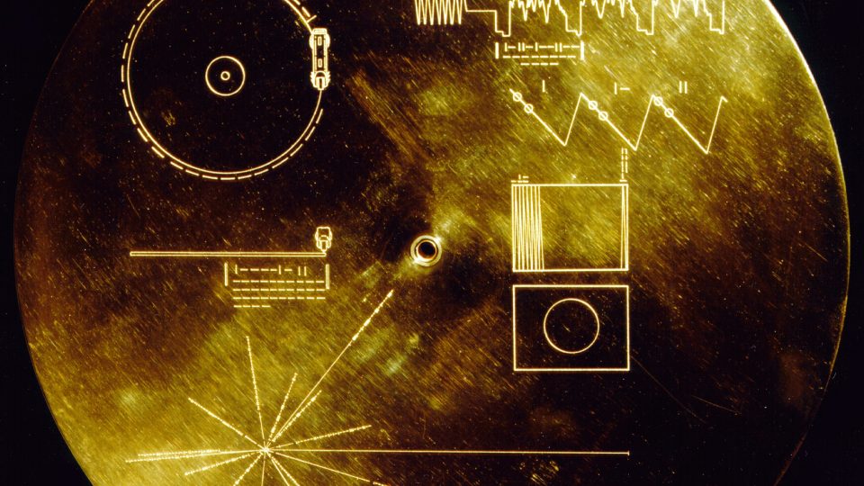 V roce 1977 odstartovala na cestu k vnějším planetám Sluneční soustavy dvojice sond Voyager-1 a Voyager-2. I ony nesou dopis případným mimozemských příjemcům, tentokrát v podobě pozlacené gramofonové desky