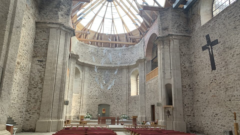 Do Neratova v Orlických horách i díky kostelu se skleněnou střechou míří desetitisíce turistů ročně