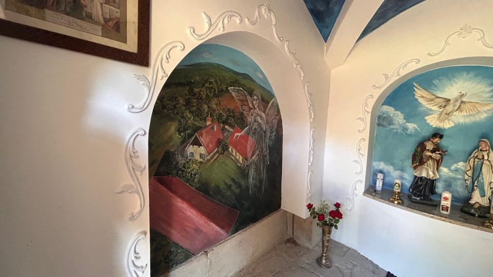Rodina Dvořákova  obnovila v Rožmitále u Broumova vlastníma rukama ruinu kapličky z 18. století