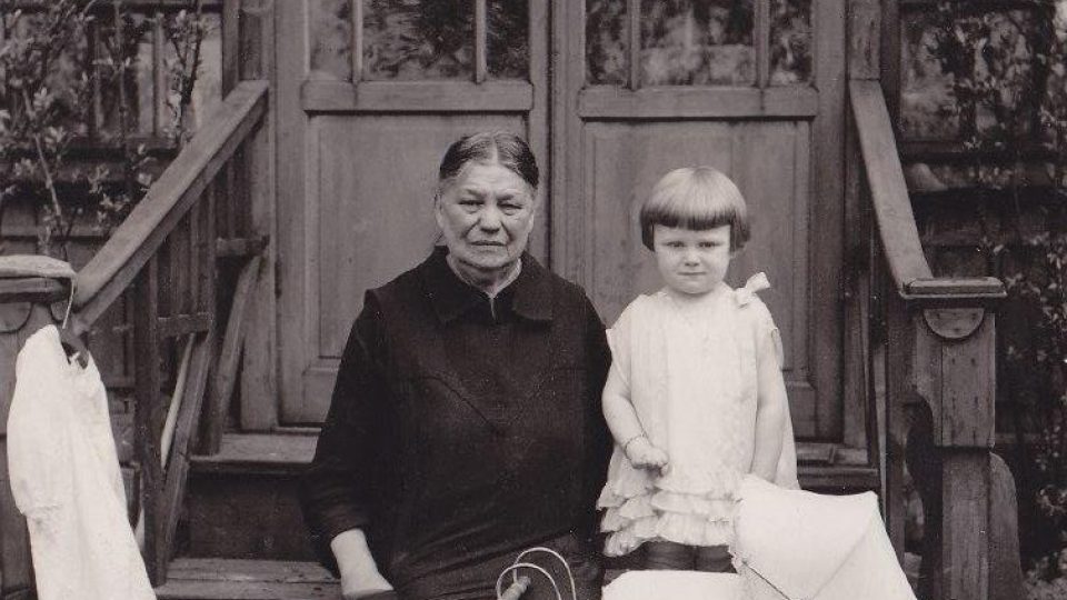 S babičkou Marii Johnovou rozenou Mladou v 1926