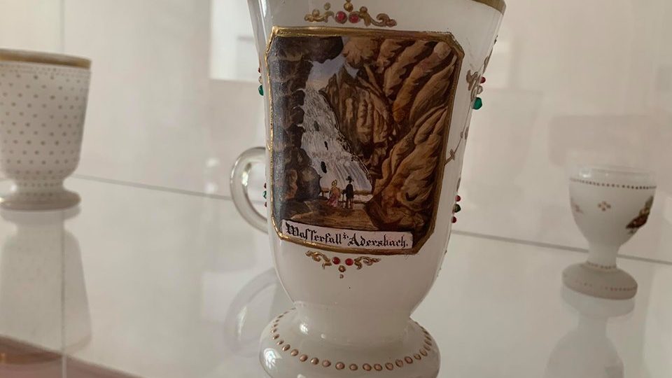 V broumovském klášteře se sešla unikátní sbírka upomínkového historického skla a porcelánu
