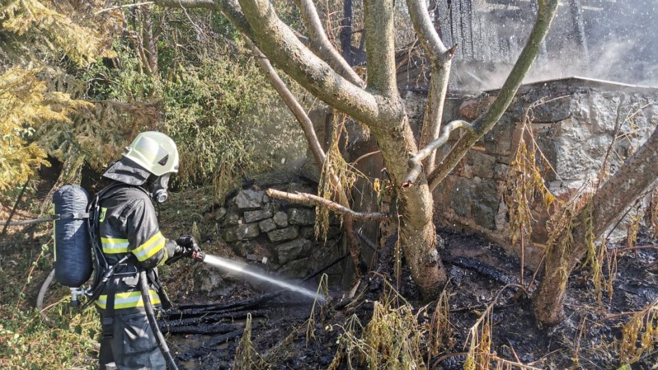 Požár chaty v zahrádkářské kolonii v lokalitě Hrachovec na Hořicku