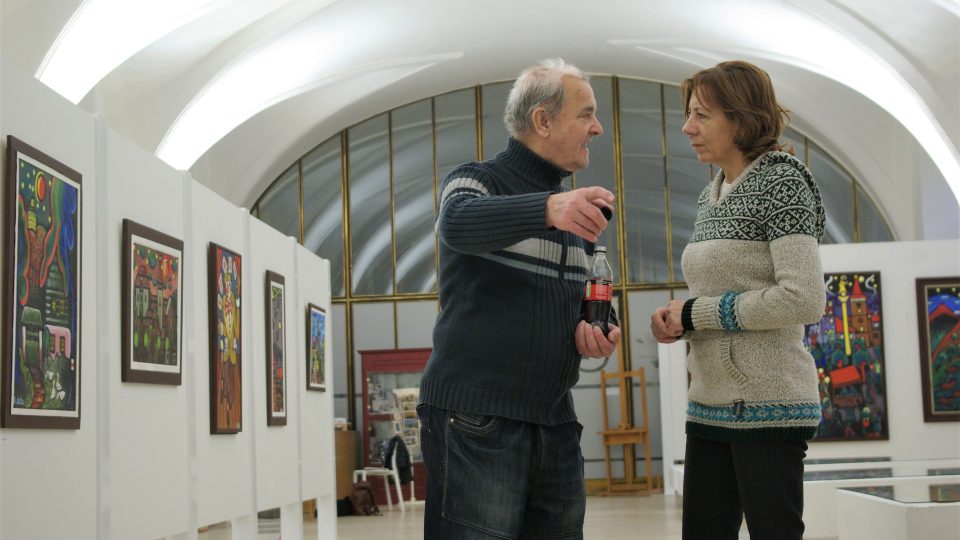 Břetislav Kužel s galeristkou Regionálního muzea v Jičíně Jarmilou Hakenovou na zatím poslední výstavě v jičínské zámecké galerii