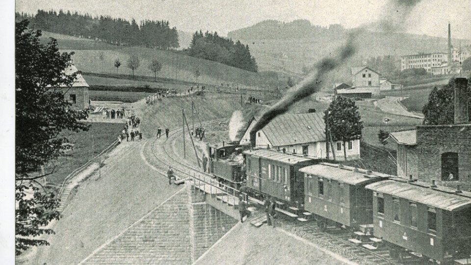 Slavnostní první vlak vjíždí dne 1. 6. 1906 do stanice v Lomnici n. Popelkou. Dobová fotografie