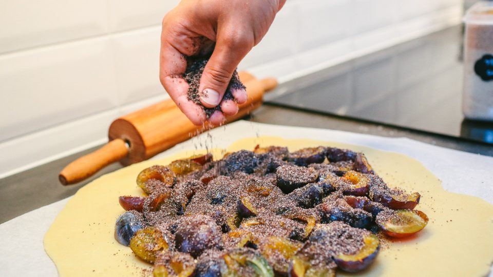 Švestky posypeme mákem a cukrem | foto: Jana Volková Švestky posypeme mákem a cukrem