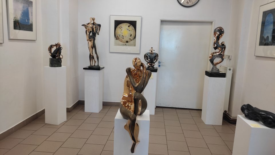 V královéhradecké Galerii Koruna je k vidění výstava předního českého grafika Pavla Sukdoláka a slovenského sochaře Petera Nižňanského