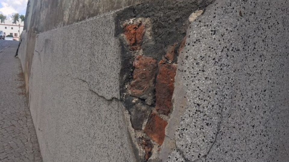 V Novém Městě nad Metují popraskaly zdi několika domů, klenby podloubí, díry se objevují i na silnici.