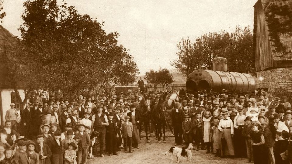 Transport parního kotle do továrny na stuhy v roce 1900