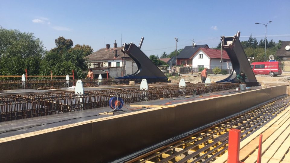 Stavba nového mostu ve Svinarech pokračuje podle plánu