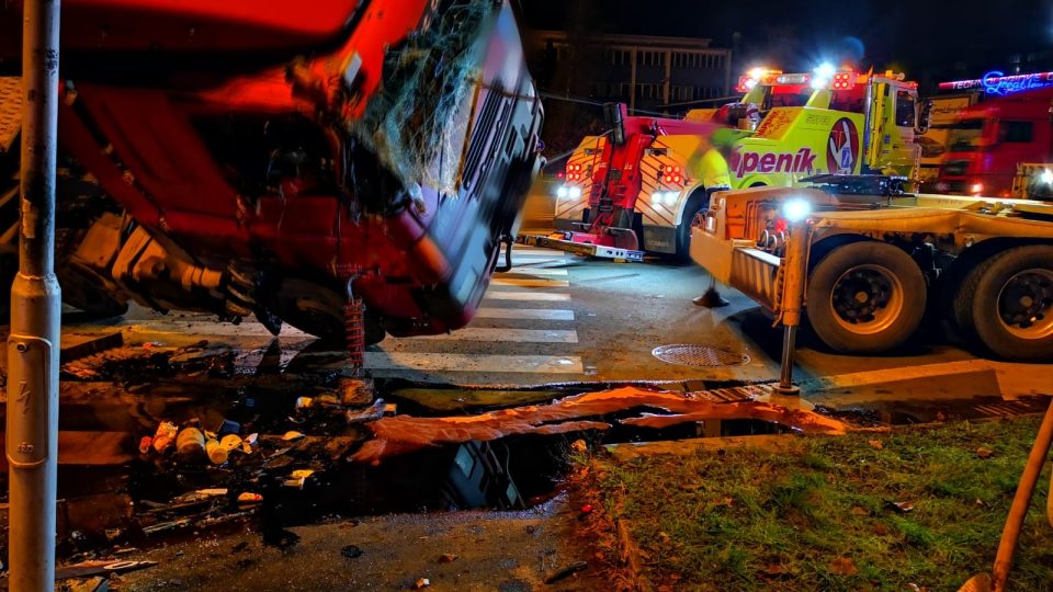 Řepa z převráceného kamionu zasypala městský okruh v Hradci Králové