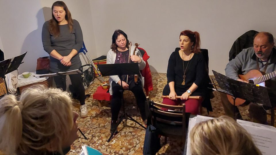 Kůsovic koledníci na zkoušce před adventním koncertováním