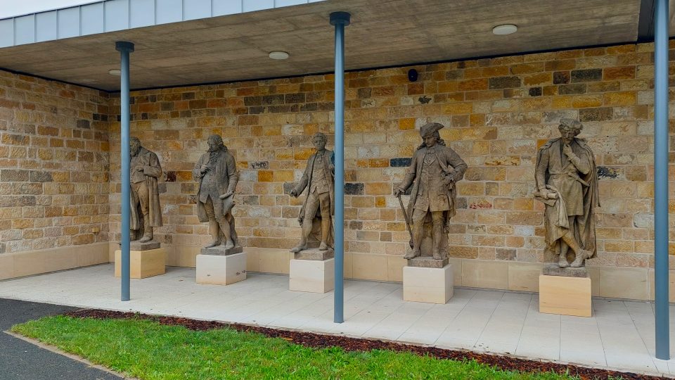 Pískovcové sochy osmi umělců přestěhované v atriu hořického muzea