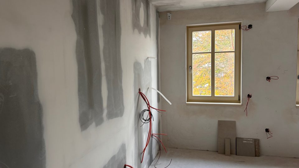 V Žirči vznikají byty vybavené nejnovějšími technologiemi. Poslouží lidem s roztroušenou sklerózou | foto: Václav Plecháček, Český rozhlas V Žirči vznikají byty vybavené nejnovějšími technologiemi. Poslouží lidem s roztroušenou sklerózou