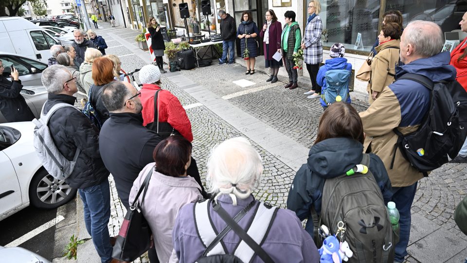 Na Ulrychově náměstí v Hradci Králové před domem číslo 762 jsou v dlažbě tři Stolpersteiny, neboli kameny zmizelých