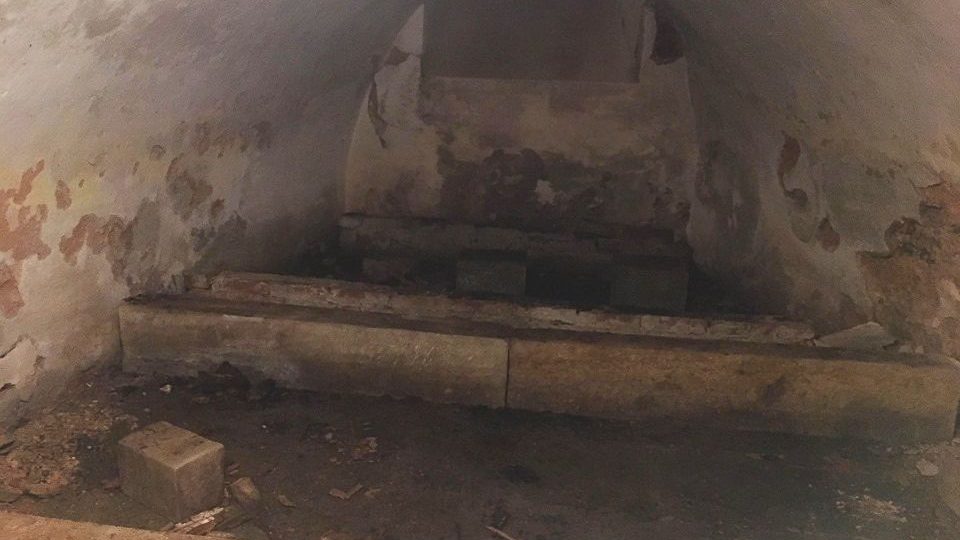 Pod kostelem Nejsvětější Trojice v Rokytnici v Orlických horách se ukrývá hrobka rodu Nostitzů